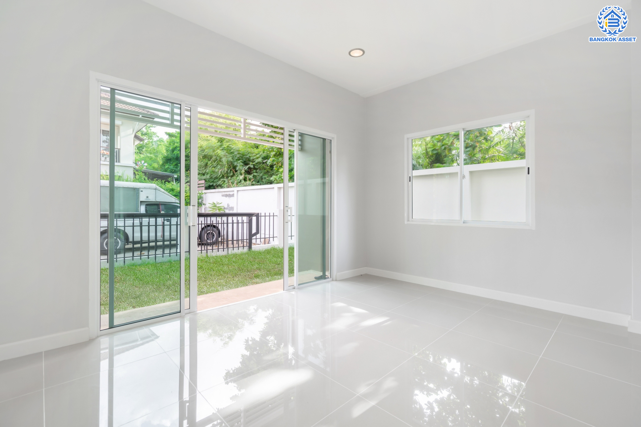 บ้านเดี่ยวมือสองนนทบุรี หลังมุม ม.บ้านณดล รัตนาธิเบศร์-เรวดี เนื้อที่ 58.5 ตร.ว. พร้อมเข้าอยู่ ฟังก์ชัน 3 ห้องนอน 3 ห้องน้ำ จอดรถได้ 2 คัน พร้อมตอบโจทย์ทุกการเข้าอยู่ บนทำเลเดินทางสะดวก เข้า-ออก ได้หลายเส้นทาง ใกล้เซ็นทรัลรัตนาธิเบศร์ และรถไฟฟ้าสายสีม่วง "สถานีสะพานพระนั่งเกล้า